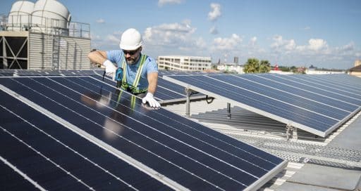 Panneaux photovoltaïques sur le toit d'un immeuble
