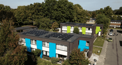 Desde a primavera 2022, a entidade de habitação social SHM Denderstreek instalou painéis solares em mais de 150 moradias.
