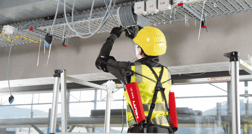El exoesqueleto EXO-O1 de Hilti está especialmente indicado para los técnicos que trabajan en instalaciones de bandejas de cables.