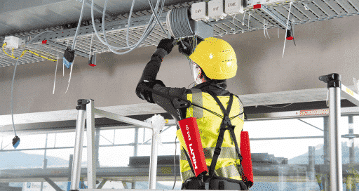 Das Exoskelett EXO-O1 von Hilti eignet sich optimal für Kabeltrassenmontagearbeiten.