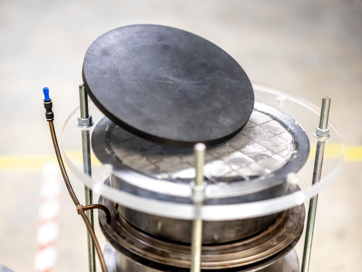 Solid state hydrogen storage